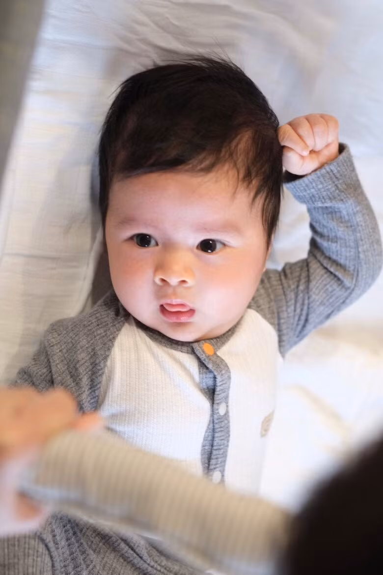 Vẻ ngoài kháu khỉnh của bé Pi con trai Hoa hậu Ngọc Hân