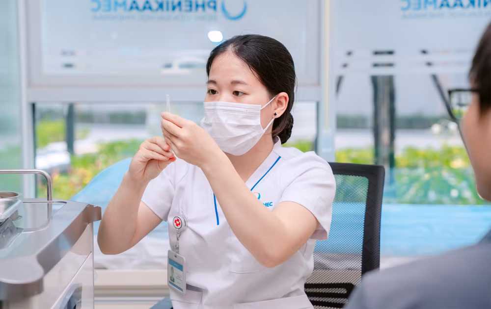 Công tác tiêm chủng được xác định là “lá chắn” quan trọng phòng, chống dịch bệnh. Ảnh: NB&
