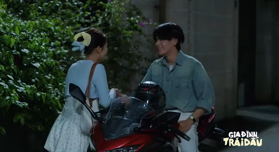 Cảnh phim Tuấn và Dương trong Gia đình trái dấu tập 13
