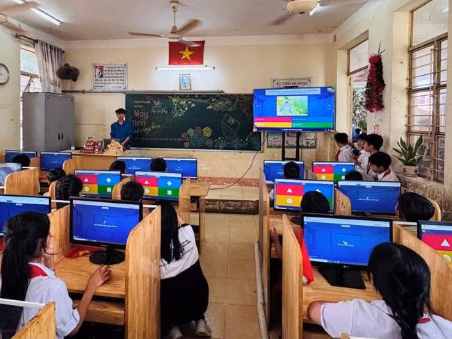 Học sinh hào hứng trải nghiệm máy tính và theo dõi kết quả ngay trên màn hình TV 65inch.