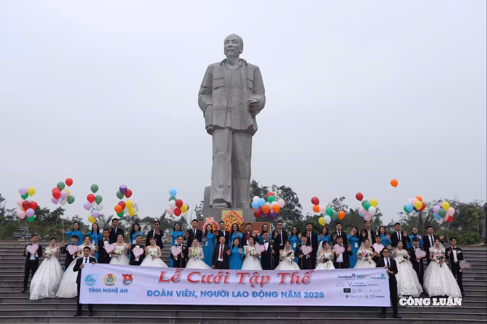 Trước lúc vào lễ cưới, 11 cặp đôi đã đến dâng hương, dâng hoa tại Quảng trường Hồ Chí Minh