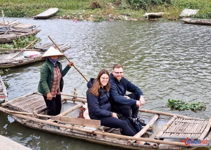 Du khách đến trải nghiệm, khám phá Vân Long sử dụng thuyền nhỏ để di chuyển