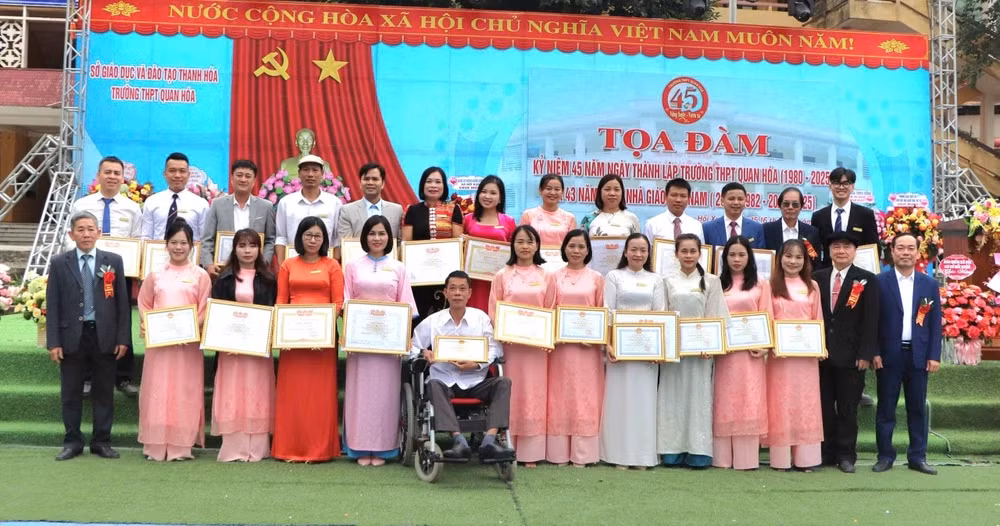 Lễ trao Bằng khen và Giấy khen của UBND tỉnh và Sở GD&ĐT Thanh Hóa cho các thầy cô có thành tích cao trong công tác.