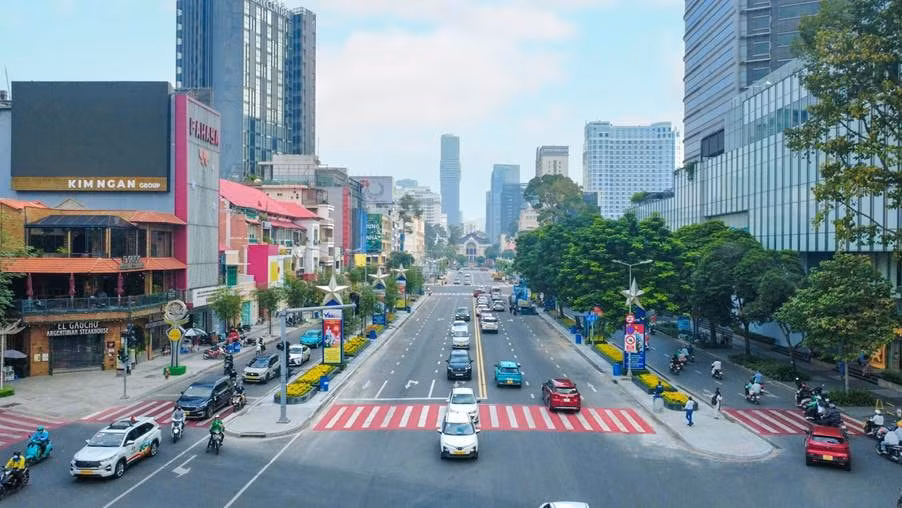 Các hạng mục chính bao gồm sơn mới, chỉnh trang mặt đứng các công trình hai bên tuyến đường; cải tạo, vệ sinh và sắp xếp lại bảng hiệu theo quy chuẩn; lát đá granite vỉa hè, dải phân cách; bổ sung mảng xanh và bồn hoa, nhằm tạo tổng thể không gian đô thị thống nhất, hiện đại nhưng vẫn tôn trọng bối cảnh kiến trúc hiện hữu.
