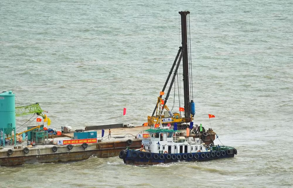 Máy móc thiết bị thi công ngoài khơi trên tuyến ra đảo Hòn Khoai