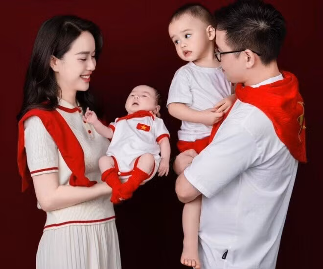 MC Ngô Mai Phương hạnh phúc bên hai con nhỏ