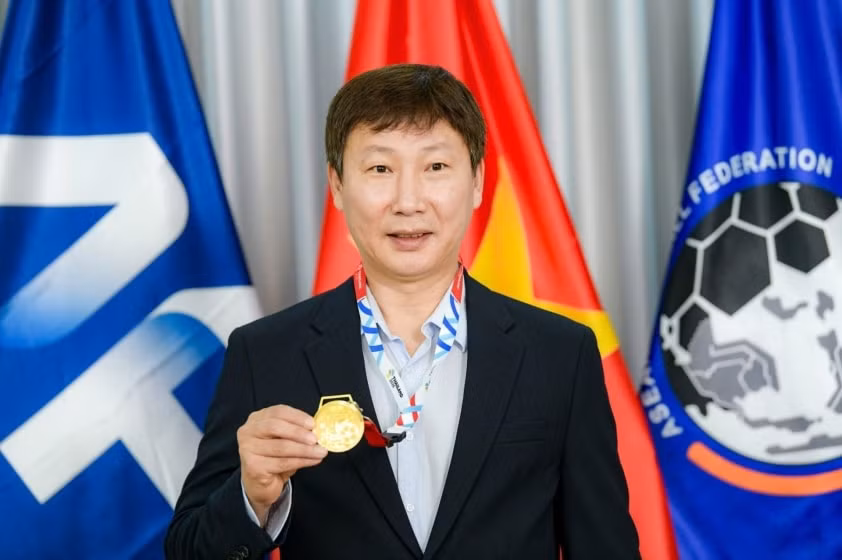 HLV Kim Sang Sik nhận huy chương vàng 24K