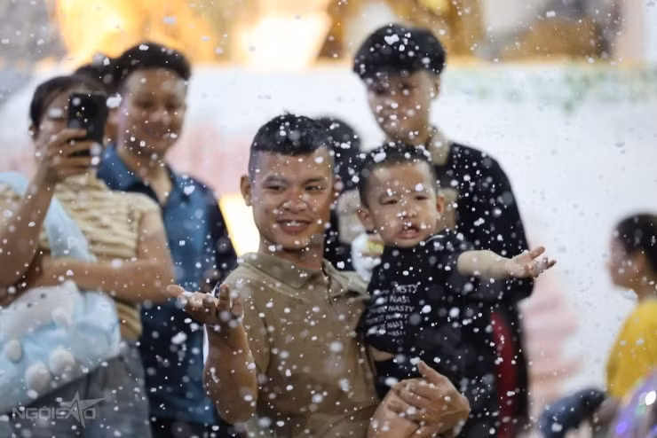Người dân thích thú trải nghiệm màn phun tuyết nhân tạo độc đáo