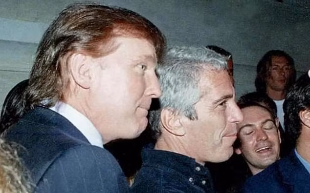Tổng thống Mỹ Donald Trump và Jeffrey Epstein xuất hiện cùng nhau trong một bức ảnh được công bố hồi đầu tháng này.