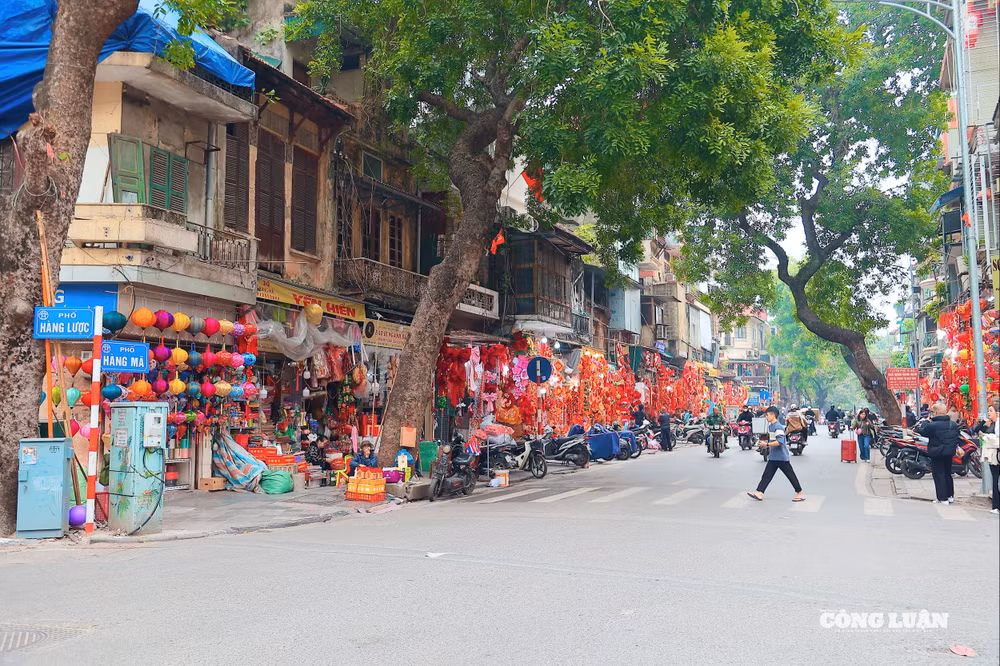 Theo phóng viên ghi nhận sáng 28/12, phố Hàng Mã đã 