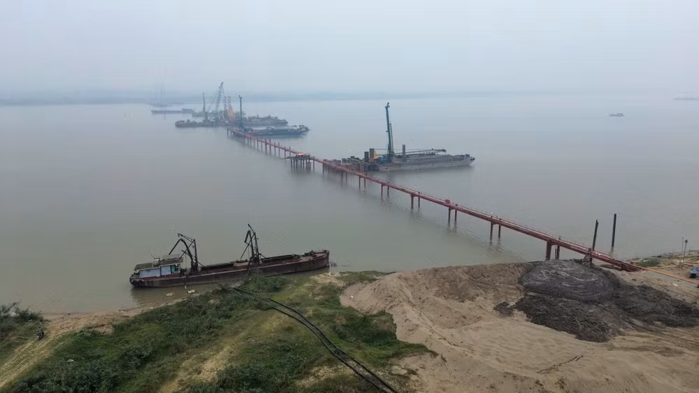 Công trường xây dựng cầu Hồng Hà thuộc đường Vành đai 4
