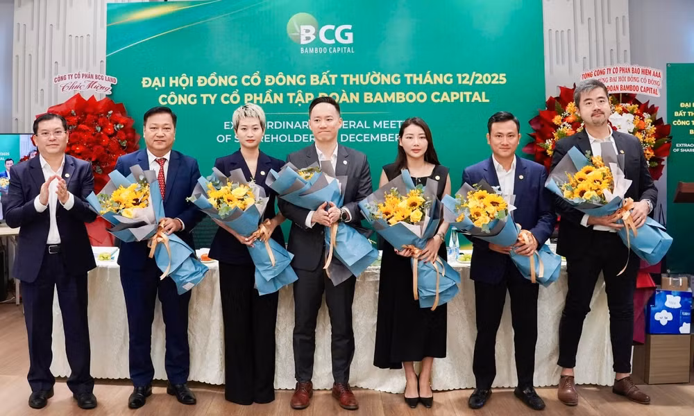 Từ trái qua: ông Đồng Hải Hà, ông Võ Văn Dũng, bà Thái Hồng Ngọc, ông Tan Bo Quan, Andy, bà Phạm Thị Thảo, ông Nguyễn Trung Kiên, ông Ng Wee Siong, Leonard