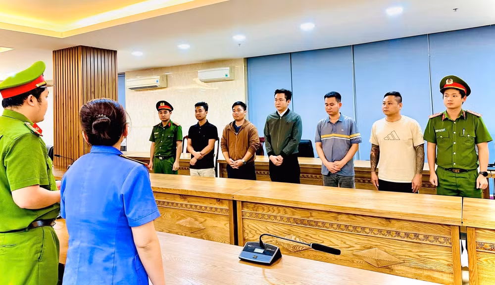 Cơ quan Công an tống đạt quyết định với các đối tượng