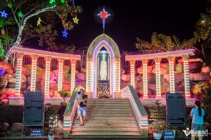 Trang trí ánh sáng tại nhà thờ Thánh Phaolô
