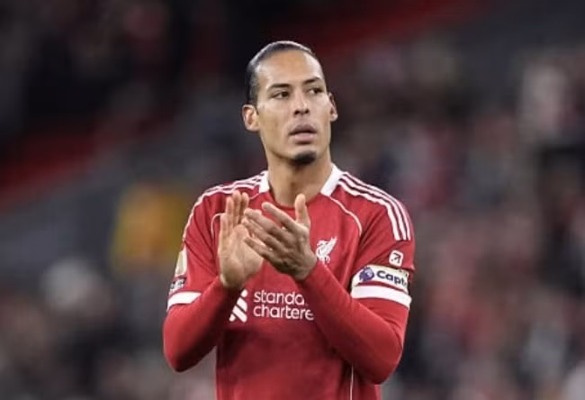 Van Dijk tiếp tục là thủ lĩnh nơi hàng phòng ngự.