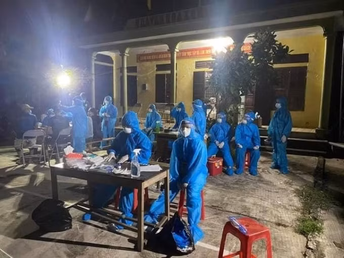 Ngành Y tế đang lấy mẫu và truy vết các ca nhiễ Covid-19 tại huyện Quỳnh Lưu