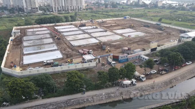 Nhiều xe chuyên dụng chở vật liệu xây dựng vào trong khu vực công trường.