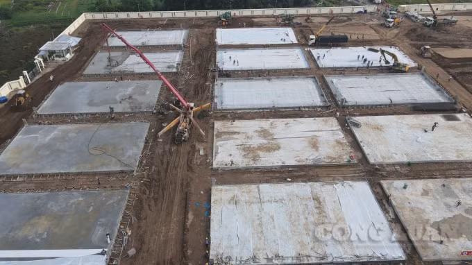 Hệ thống máy móc hiện đại được đưa vào hỗ trợ xây dựng bệnh viện dã chiến.