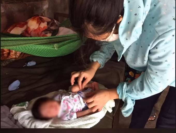 Bé trai sơ sinh bị người thân bỏ rơi tại trang trại gia đình ông Hiền. (Ảnh; vietnamnet)