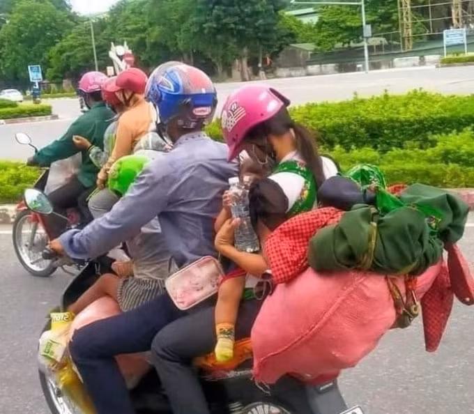 Công dân từ vùng dịch trở về quê bằng xe máy, nguy cơ lây nhiễm trong cộng đồng rất cao.