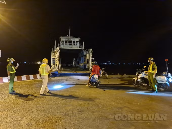 Tổ công tác dẫn đường cho 4 người trên đến bến phà Năng Gù xuống phà qua bờ huyện Châu Phú để về nhà - Nguồn: Nghiêm Túc