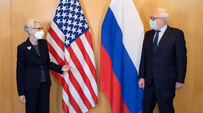 Thứ trưởng Ngoại giao Hoa Kỳ Wendy Sherman (trái) và Thứ trưởng Ngoại giao Nga Sergei Ryabkov gặp mặt trước cuộc họp tại cơ quan đại diện ngoại giao Hoa Kỳ ở Geneva, Thụy Sĩ ngày 28 tháng 7 năm 2021 - Ảnh: Phái đoàn Hoa Kỳ tại Geneva