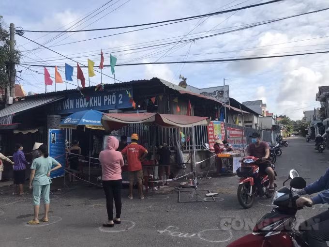 Người dân xếp hàng trước điểm bán hàng lưu động KP.2, phường Long Bình Tân, TP. Biên Hoà.