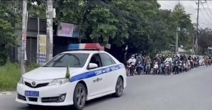 Lực lượng CSGT dẫn đường người dân về các tỉnh thành Tây Nguyên.