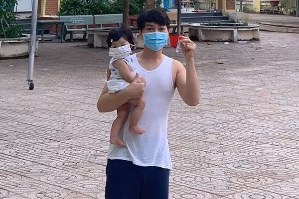 Diễn viên Minh Đức bế con gái đi xét nghiệm.