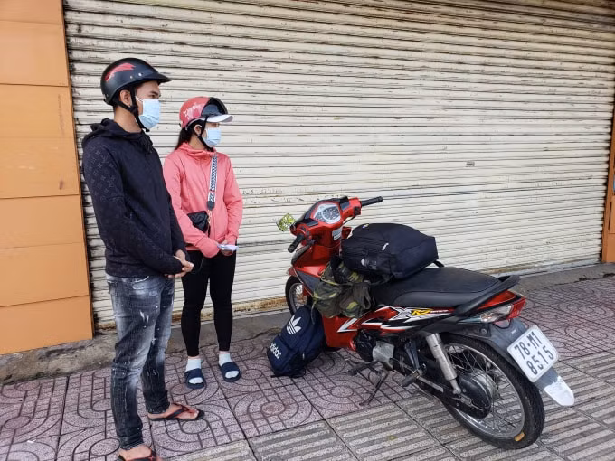 Hai chị em đang định rời TP Hồ Chí Minh về quê tại Phú Yên tránh dịch.