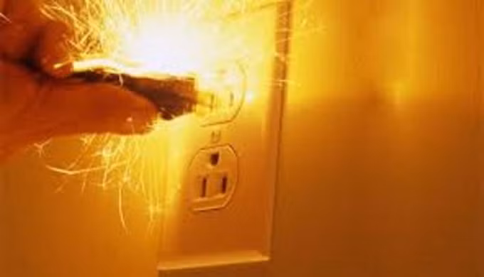Dùng điện cắt khung cửa, 2 người đàn ông bị điện giật tử vong. (ảnh minh họa)