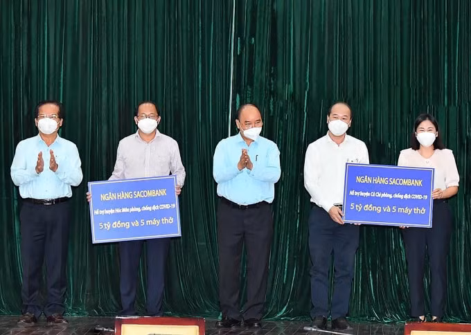 Đại diện Sacombank ủng hộ 10 tỷ đồng và 10 máy thở cho công tác phòng chống dịch bệnh tại hai huyện Hóc Môn và Củ Chi.