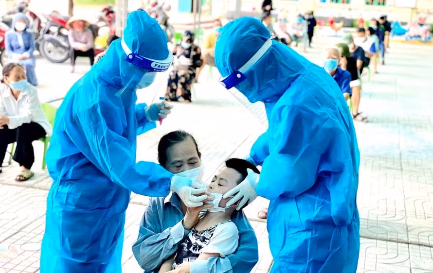 Hình ảnh nhân viên y tế lấy mẫu xét nghiệm diện rộng cho người dân huyện Quỳnh Lưu, Nghệ An. Ảnh: tienphong.vn