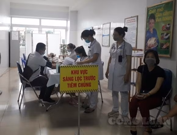 Tiêm Vắc xin là giải pháp lâu dài phòng chống Covid-19 - ảnh tiêm vắc xin cho người dân tại Bệnh viện Bãi Cháy, Quảng Ninh. Ảnh: Nguyễn Quân.