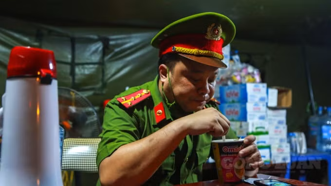 Những hộp mì tôm ăn vội khi trên đường vắng phương tiện tại chốt kiểm soát.