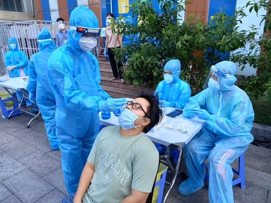 Nhân viên y tế lấy mẫu xét nghiệm Covid-19 cho người dân. Ảnh: minh họa