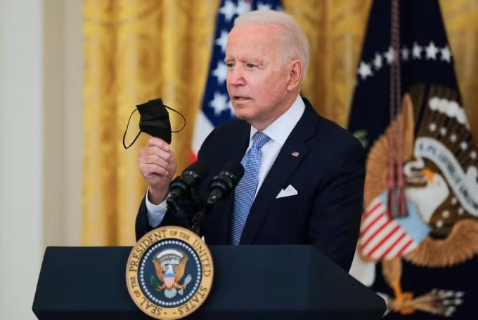 Tổng thống Biden kêu gọi chính quyền các bang trả tiền cho người đi tiêm chủng và áp đặt các biện pháp khác nhằm hạn chế sự lây lan của virus Corona - Ảnh: Reuters