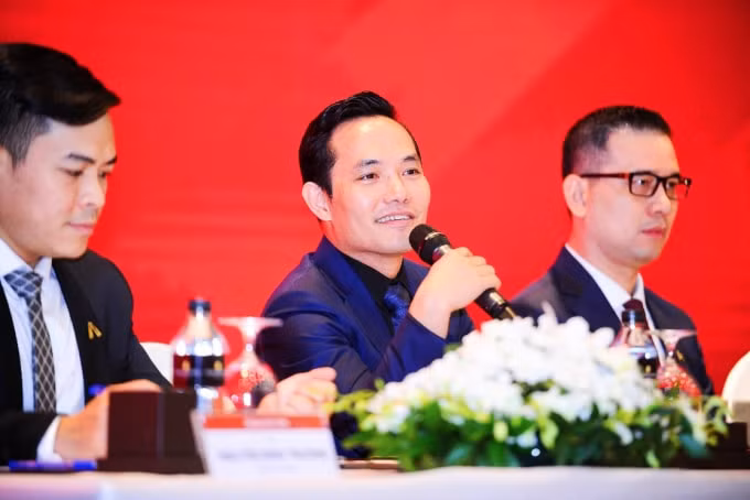 Ông Nguyễn Bá Sáng (giữa), Chủ tịch HĐQT Tập đoàn bất động sản An Gia phát biểu tại ĐHCĐ 2021