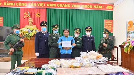 bat qua tang doi tuong nguoi lao van chuyen hon 21kg ma tuy qua bien gioi hinh 1