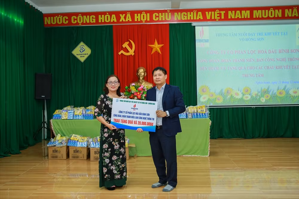 bsr trao nhieu phan qua cho cac em hoc sinh tai trung tam nuoi day tre khuyet tat vo hong son hinh 1