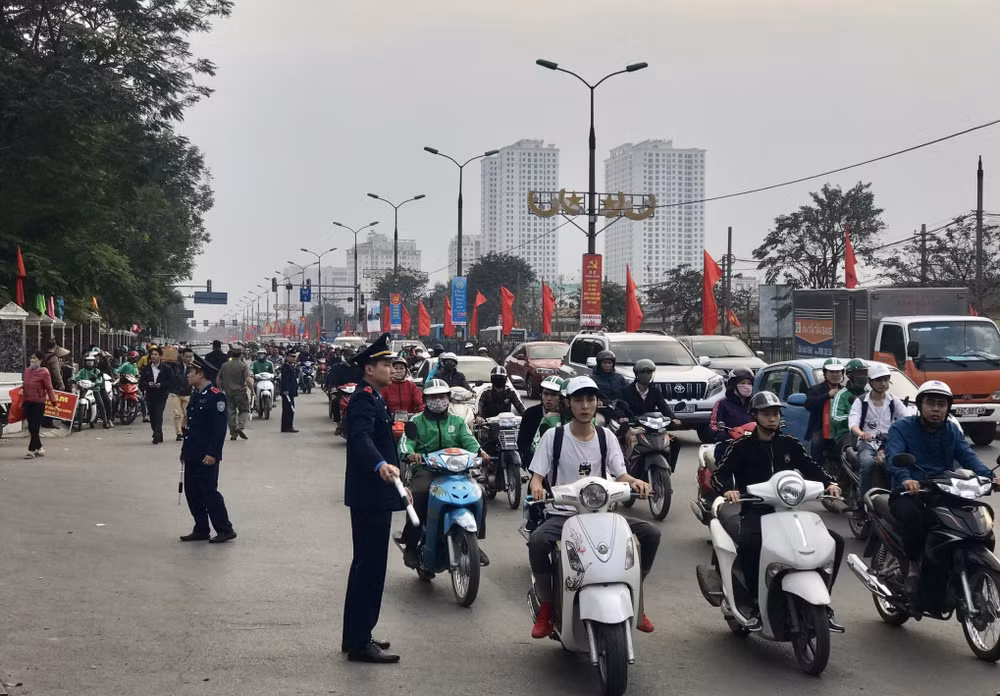 ha noi hon 100 chot truc phan luong giao thong tai cac vi tri nguy co un tac hinh 1