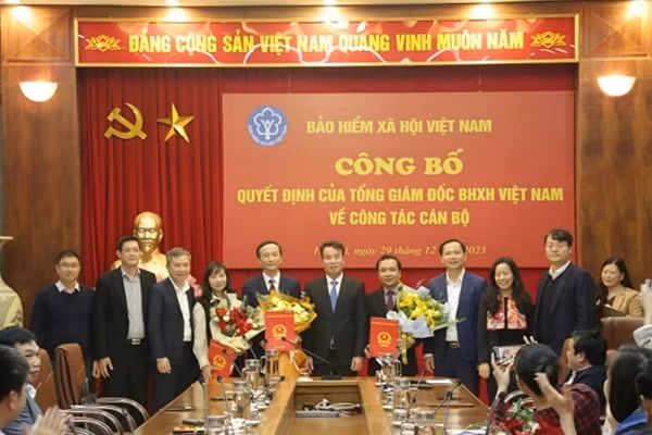 bhxh viet nam cong bo va trao quyet dinh cua tong giam doc ve cong tac can bo hinh 1