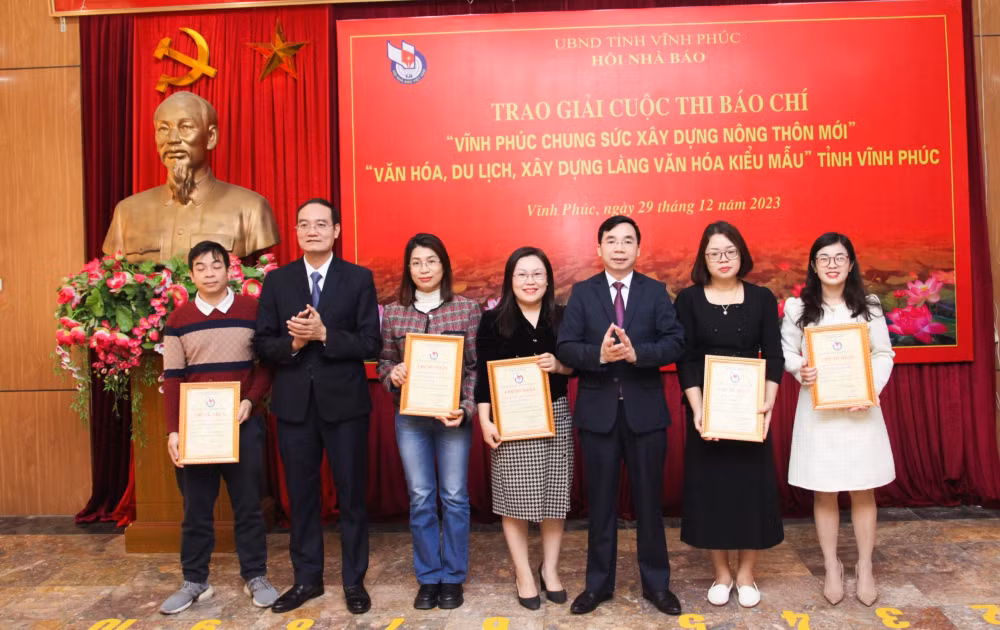 vinh phuc trao giai cuoc thi viet ve xay dung nong thon moi va lang van hoa kieu mau hinh 1