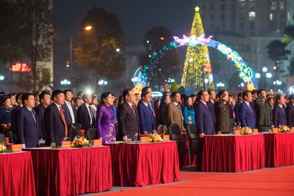 chu tich quoc hoi vuong dinh hue du le ky niem 60 nam ngay bac ho ve tham tinh thai nguyen hinh 1