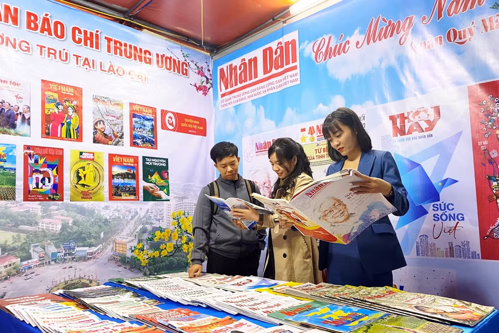 hoi bao xuan giap thin 2024 tinh lao cai trung bay 300 to bao tap chi tet cua ca nuoc hinh 1