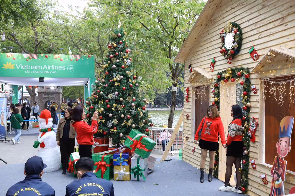 vietnam airlines festa mang khong khi giang sinh tran ngap pho di bo hinh 3
