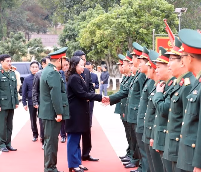 pho chu tich nuoc vo thi anh xuan tham dong vien luc luong vu trang tinh son la hinh 1