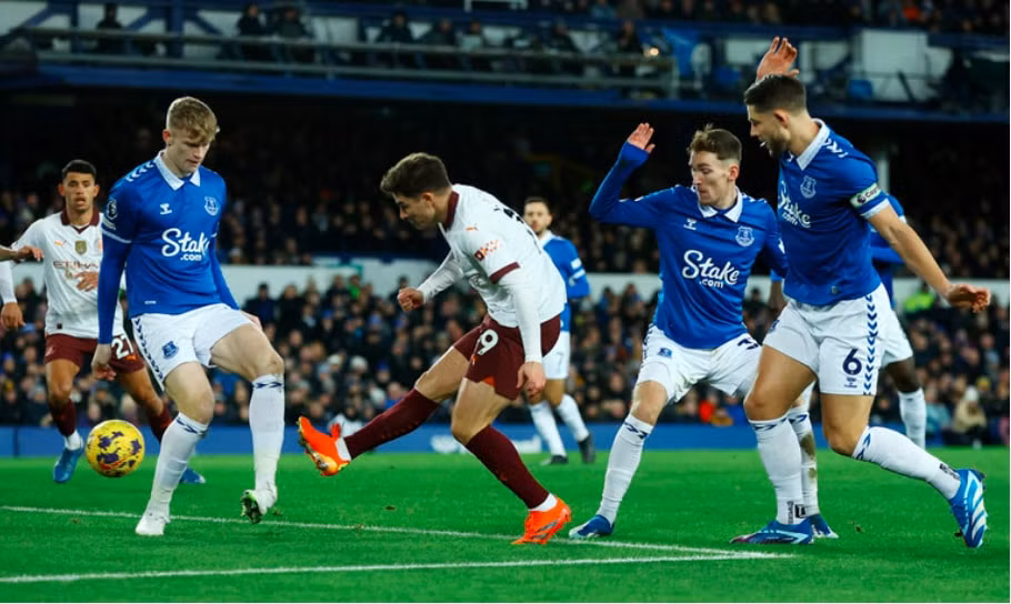 bi dan truoc man city van nguoc dong da bai everton hinh 1