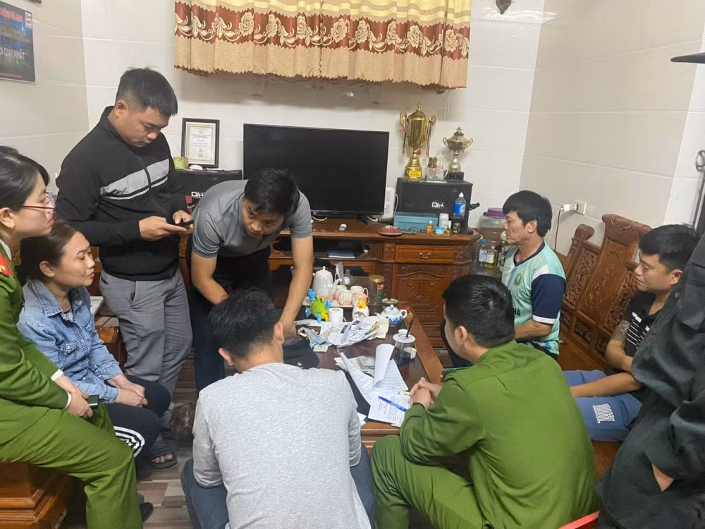 khoi to 11 doi tuong trong duong day lo de lien huyen o ha tinh hinh 1