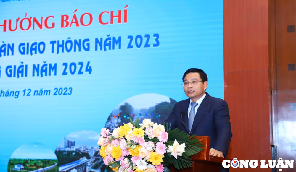 bao nha bao cong luan xuat sac doat giai nhat anh bao chi ve an toan giao thong 2023 hinh 1